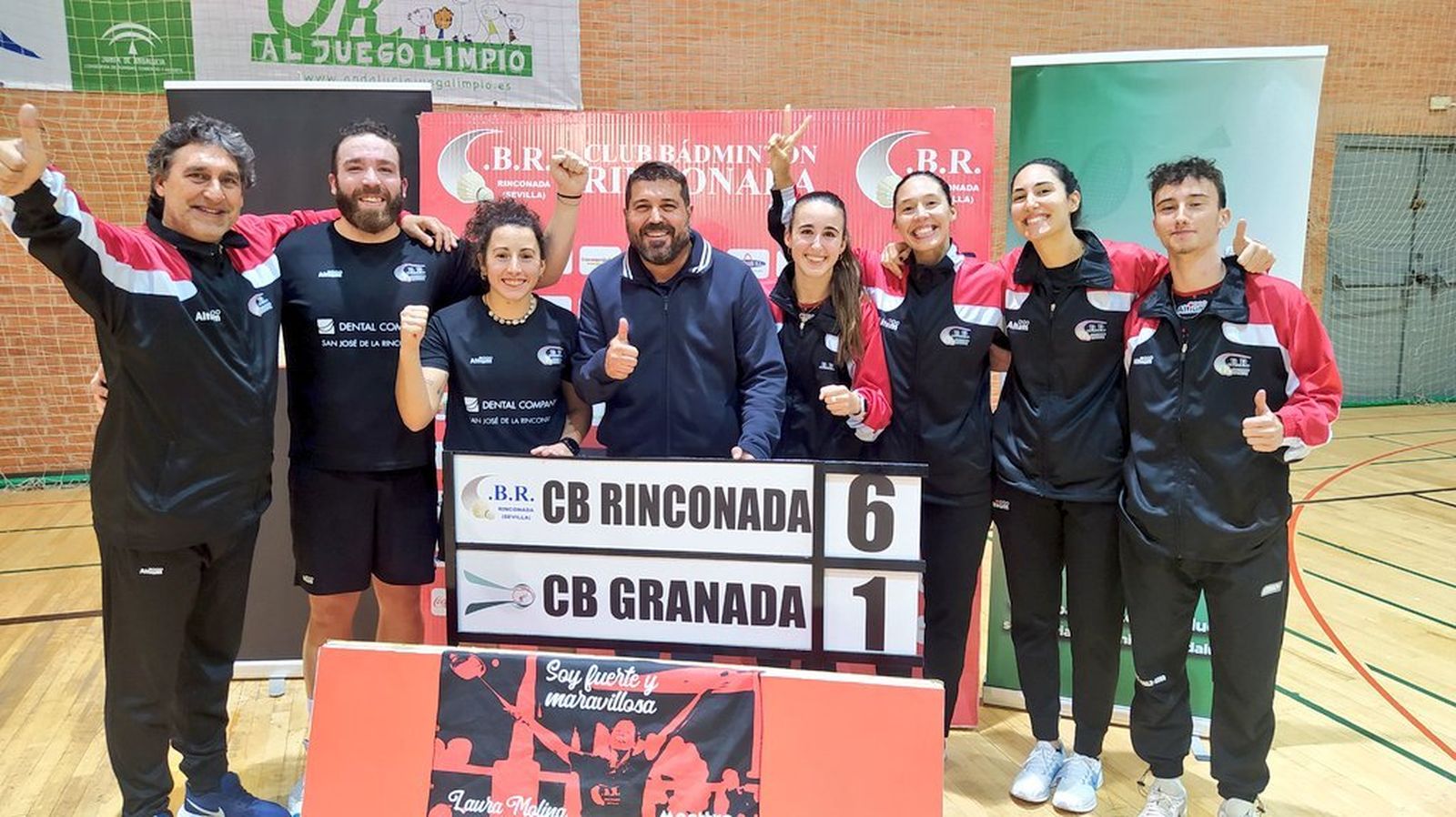El Bádminton Rinconada celebra el claro triunfo.