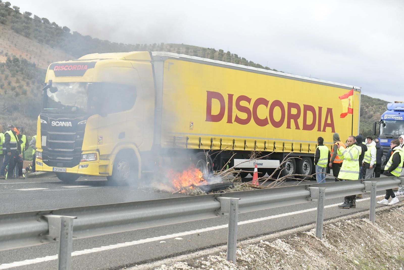 Protestas de los agricultores en Granada: fotos del corte de la A-92 este sábado