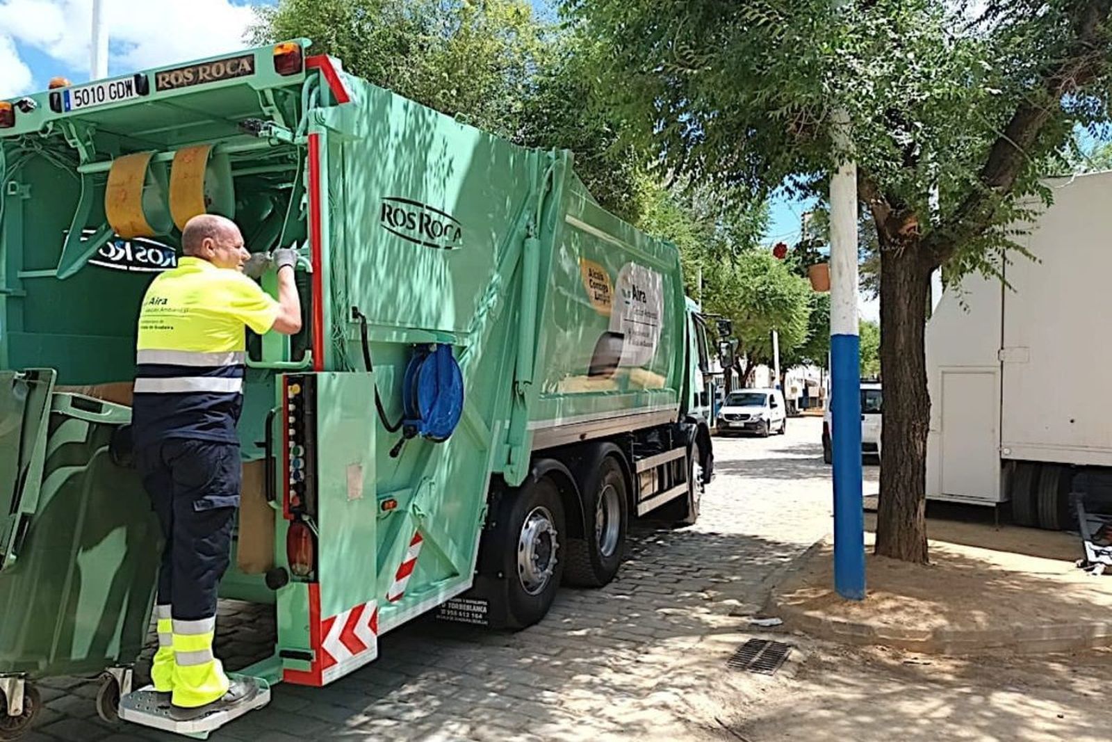 Vehículo de la empresa municipal de limpieza y basura AIRA, en Alcalá de Guadaíra.