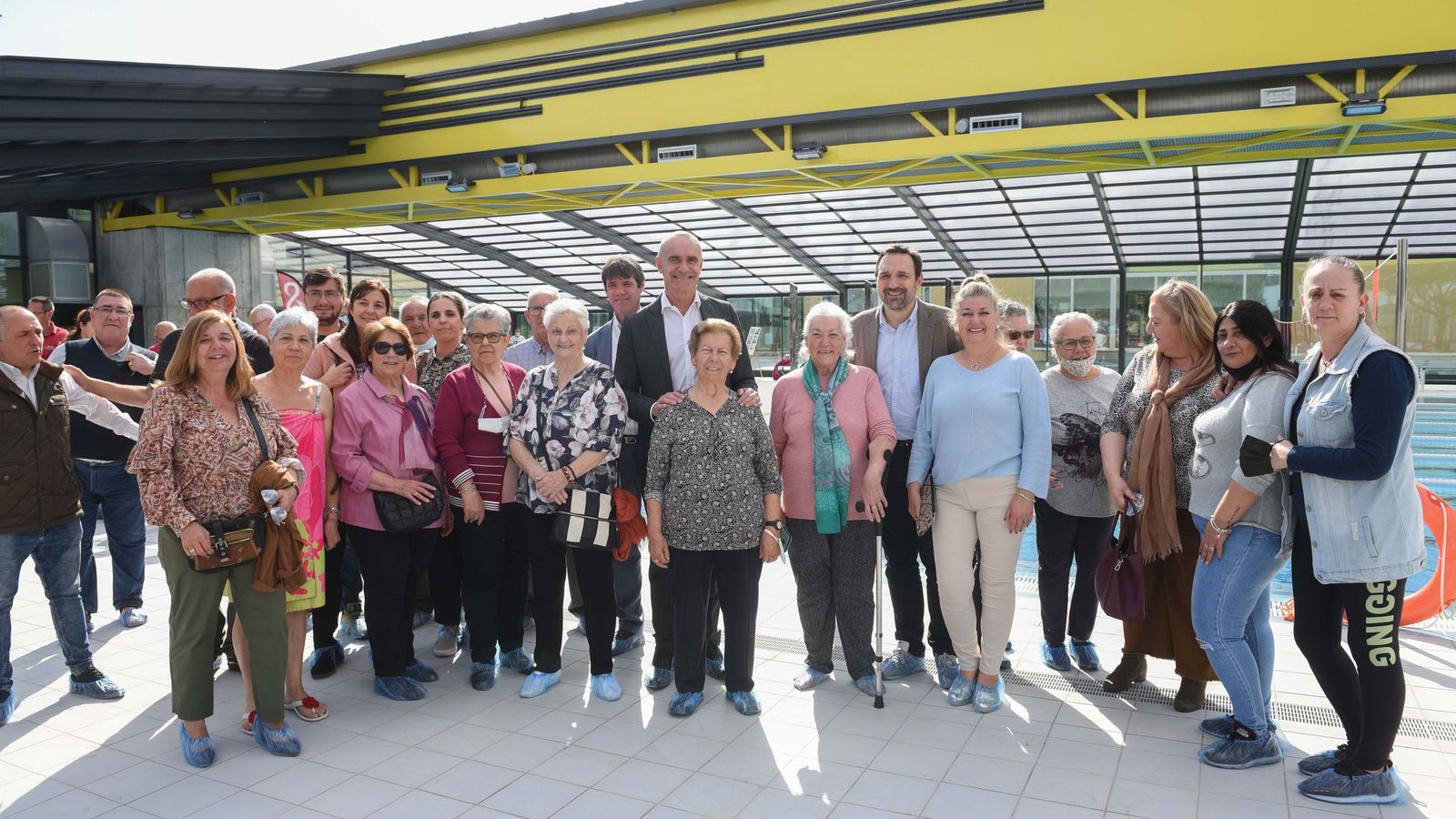 El alcalde con el delegado de deportes y usuarios de la piscina de Torreblanca.