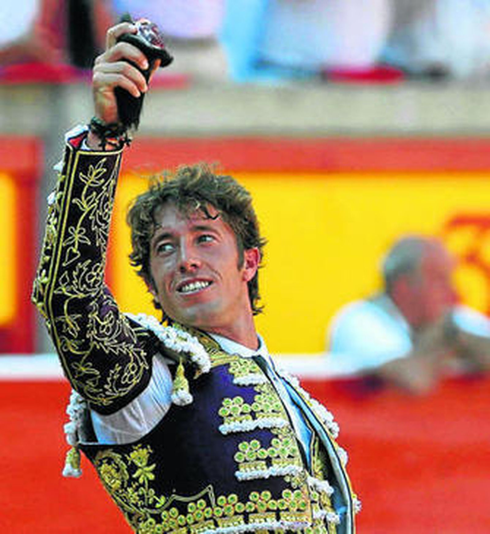 Manuel Escribano, con el primer trofeo conseguido en la Feria del Toro 2013 por un matador de toros.