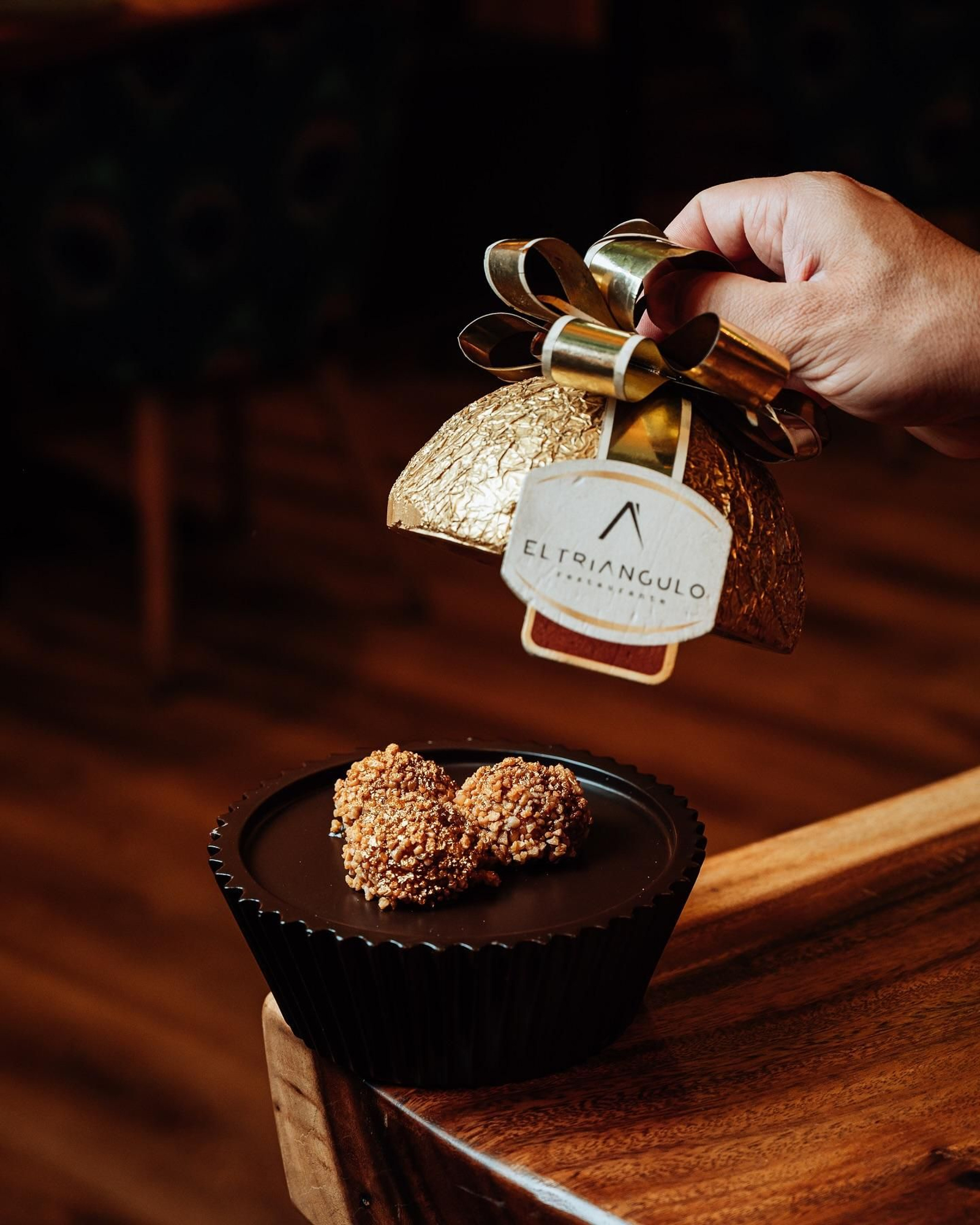 Las bolitas de foie, entrantes del restaurante El Triángulo, se sirven imitando el famoso bombón de chocolate.