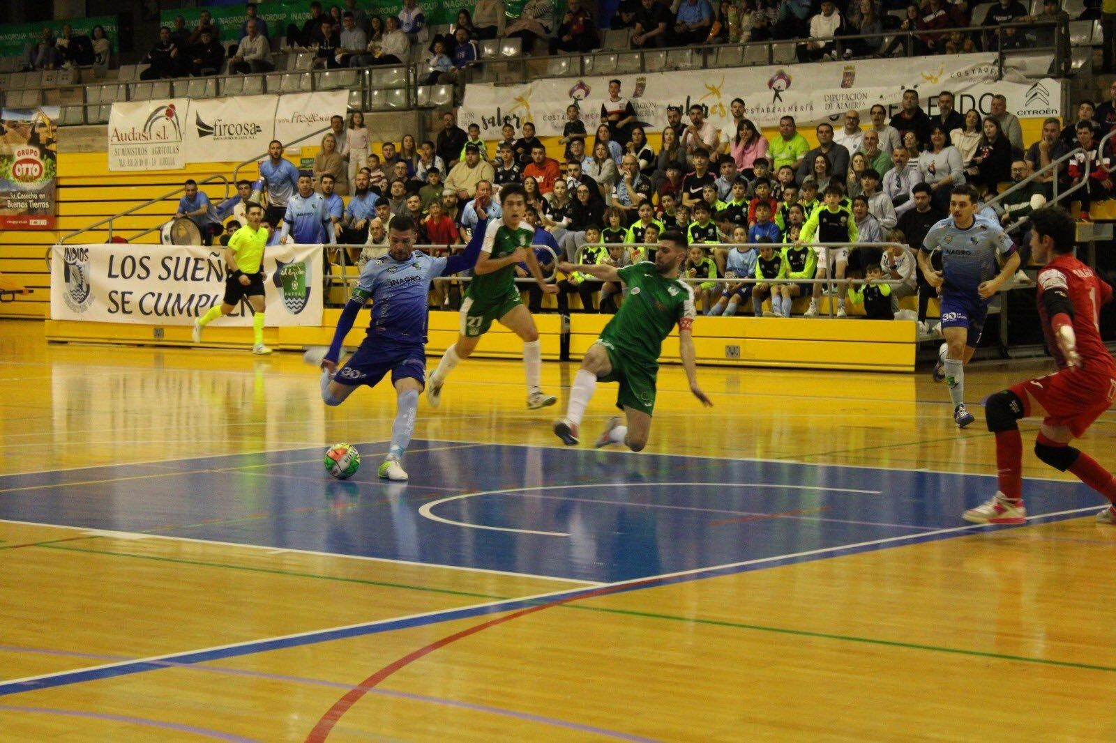 El futbolista celeste en plena ejecución de un disparo durante un partido de esta temporada.