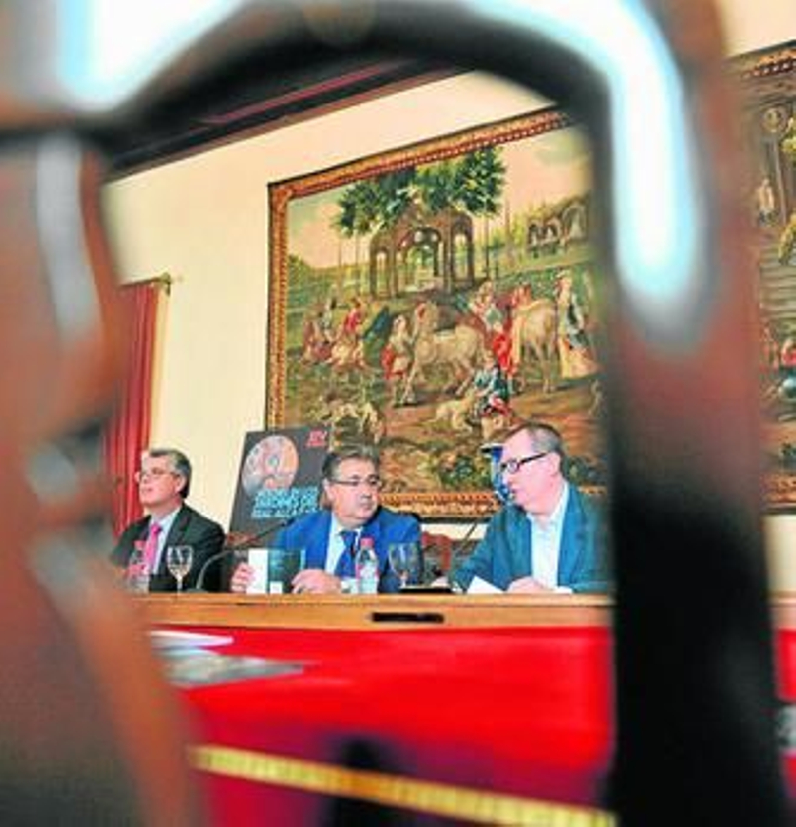 Javier Landa, Juan Ignacio Zoido y Miguel Ángel González, ayer en el Salón del Apeadero del Real Alcázar.