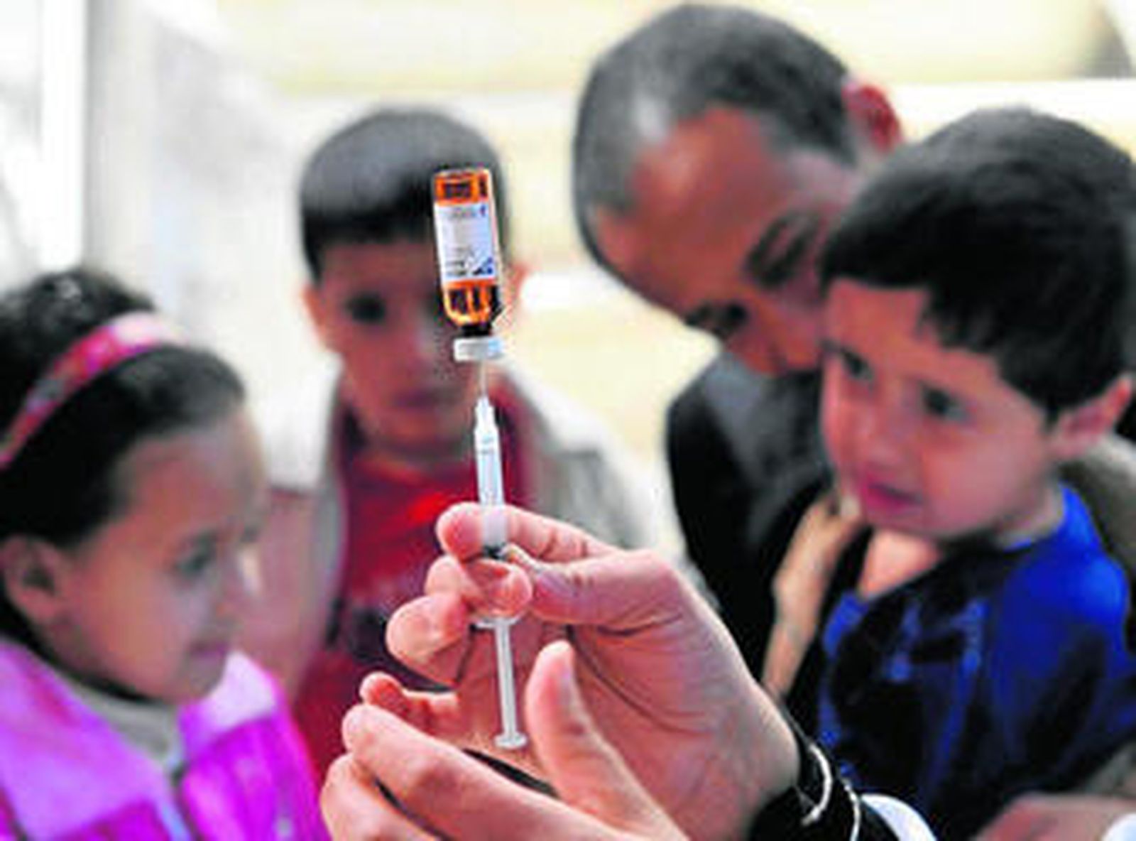 Una enfermera prepara una dosis de vacuna contra el sarampión en un centro de salud de Sana, en Yemen.