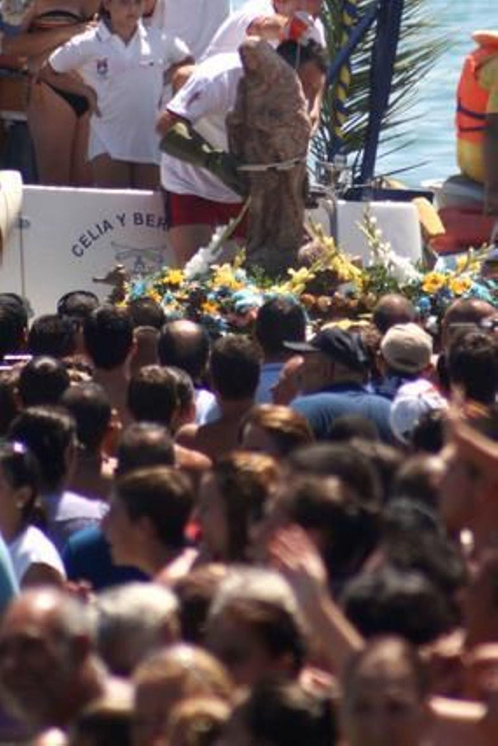 Miles de fieles recibieron con entusiasmo a la imagen en su llegada a la playa.

Foto: Fran Montes