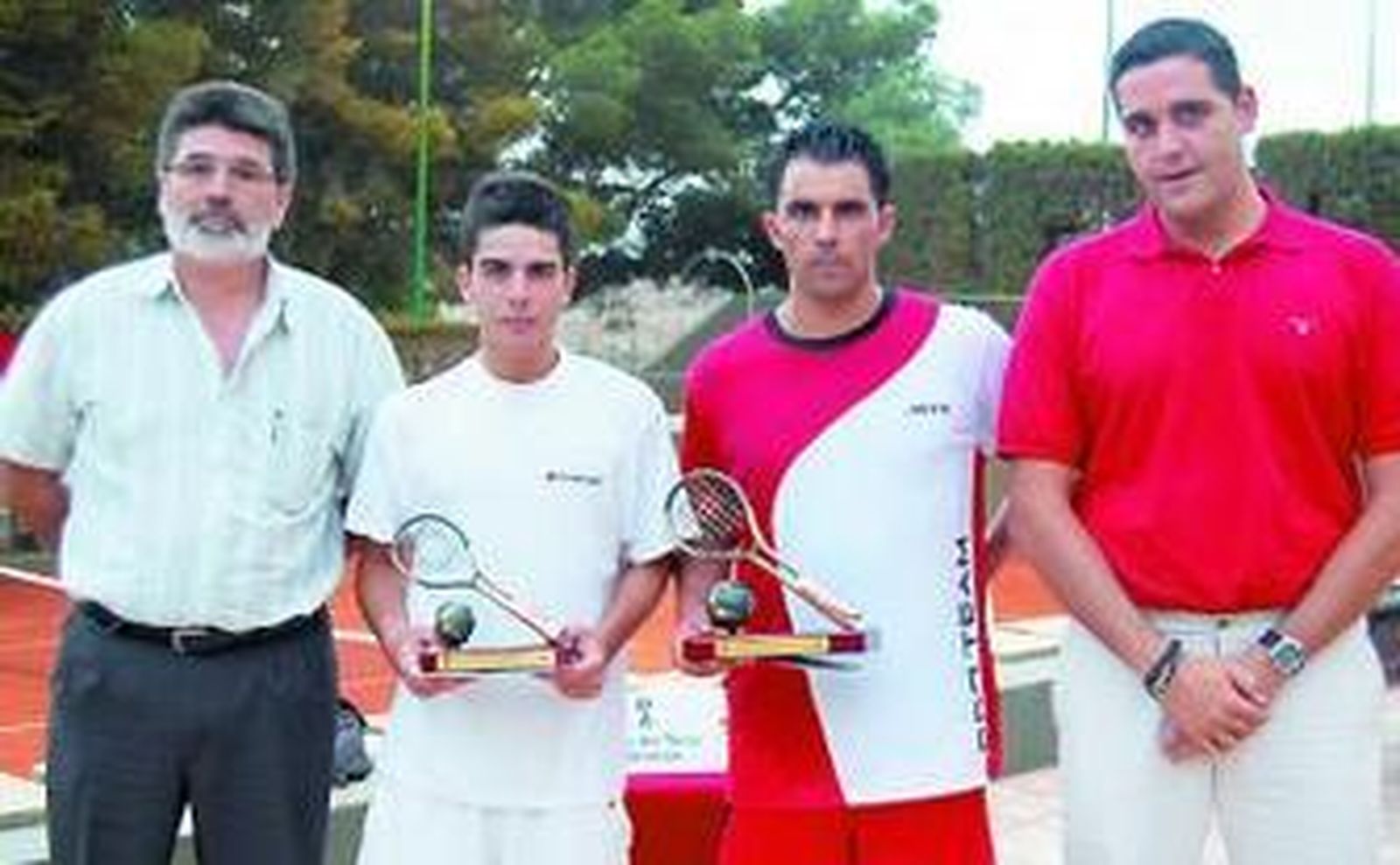 Ismael Rodríguez (izquierda) y Quino Muñoz (derecha), con los trofeos.