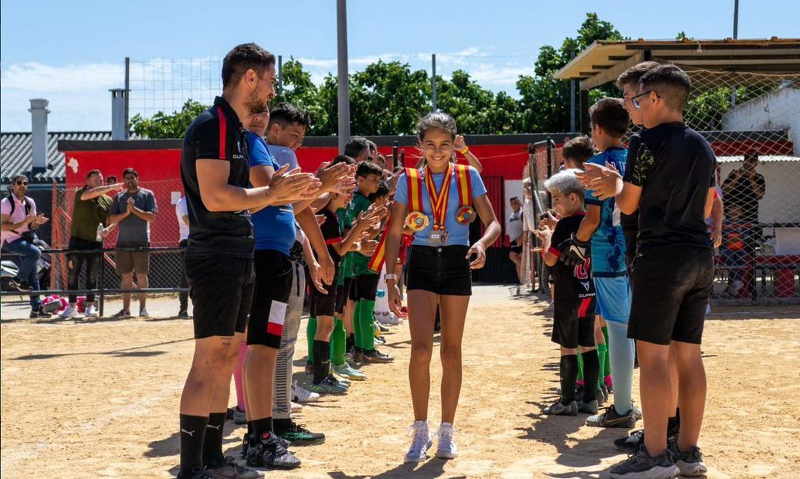 Irene Bolaños, aplaudida en el pasillo de los jugadores, técnicos y árbitros