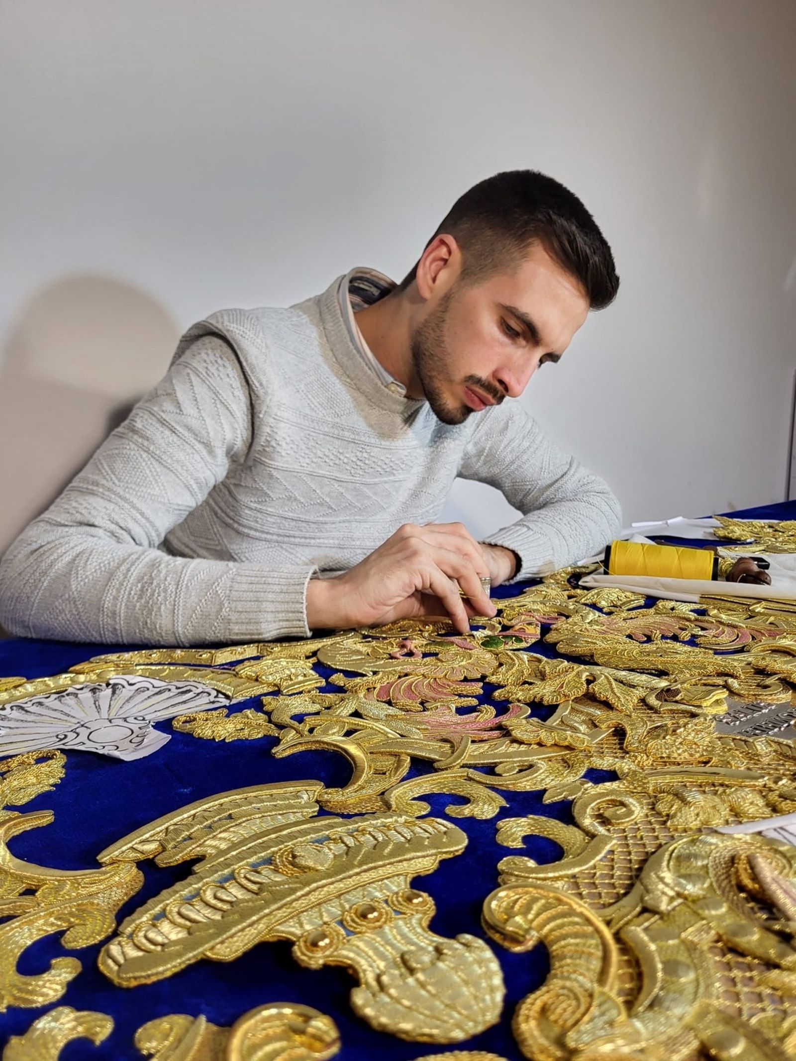 Javier Núñez, bordando la caída del palio de la Virgen de la Salud