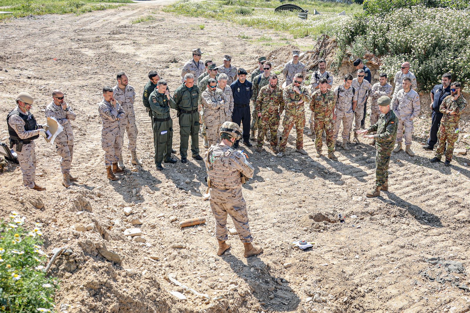 Fuerzas Armadas: Así se adiestran los equipos de desactivación de explosivos en Cádiz
