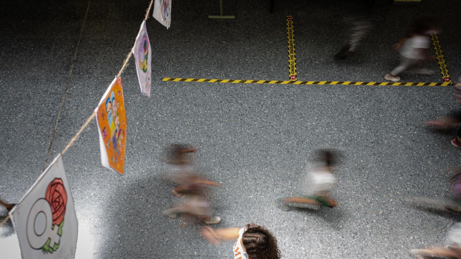 Itinerarios de ida y vuelva por los pasillos de un centro educativo.