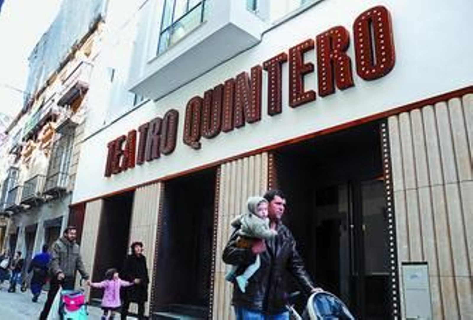 Estado que presenta estos días la fachada del Teatro Quintero, en el número 15 de la calle Cuna.