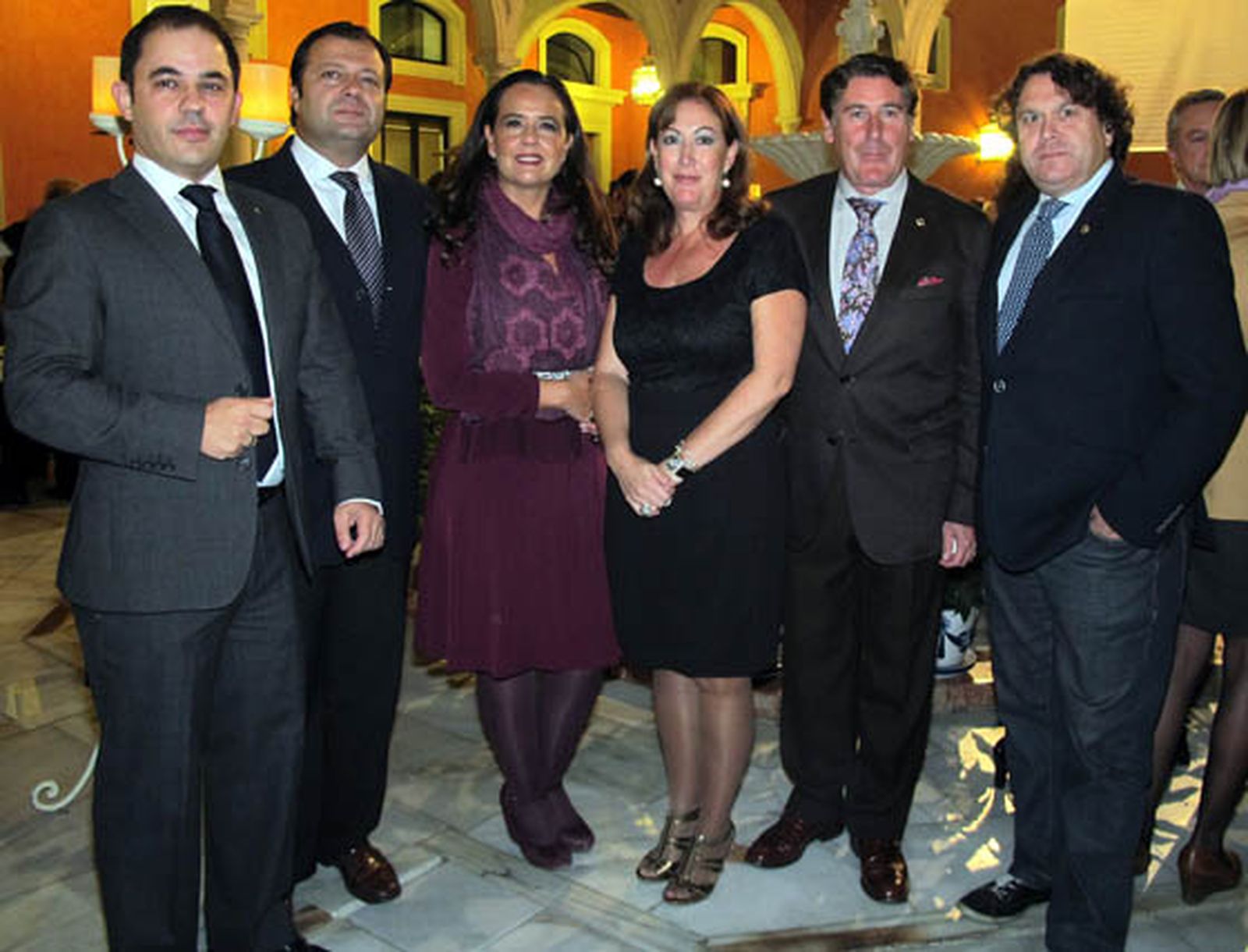 Carlos Monís, Aurelio León, Ana Bovis, Rosa García Alonso, Miguel Gallego, presidente de Grupo Migasa, y Juan Pérez Garramiola,
presidente del Club de Leones de Sevilla, asistentes al cóctel benéfico.

Foto: Victoria Ramírez