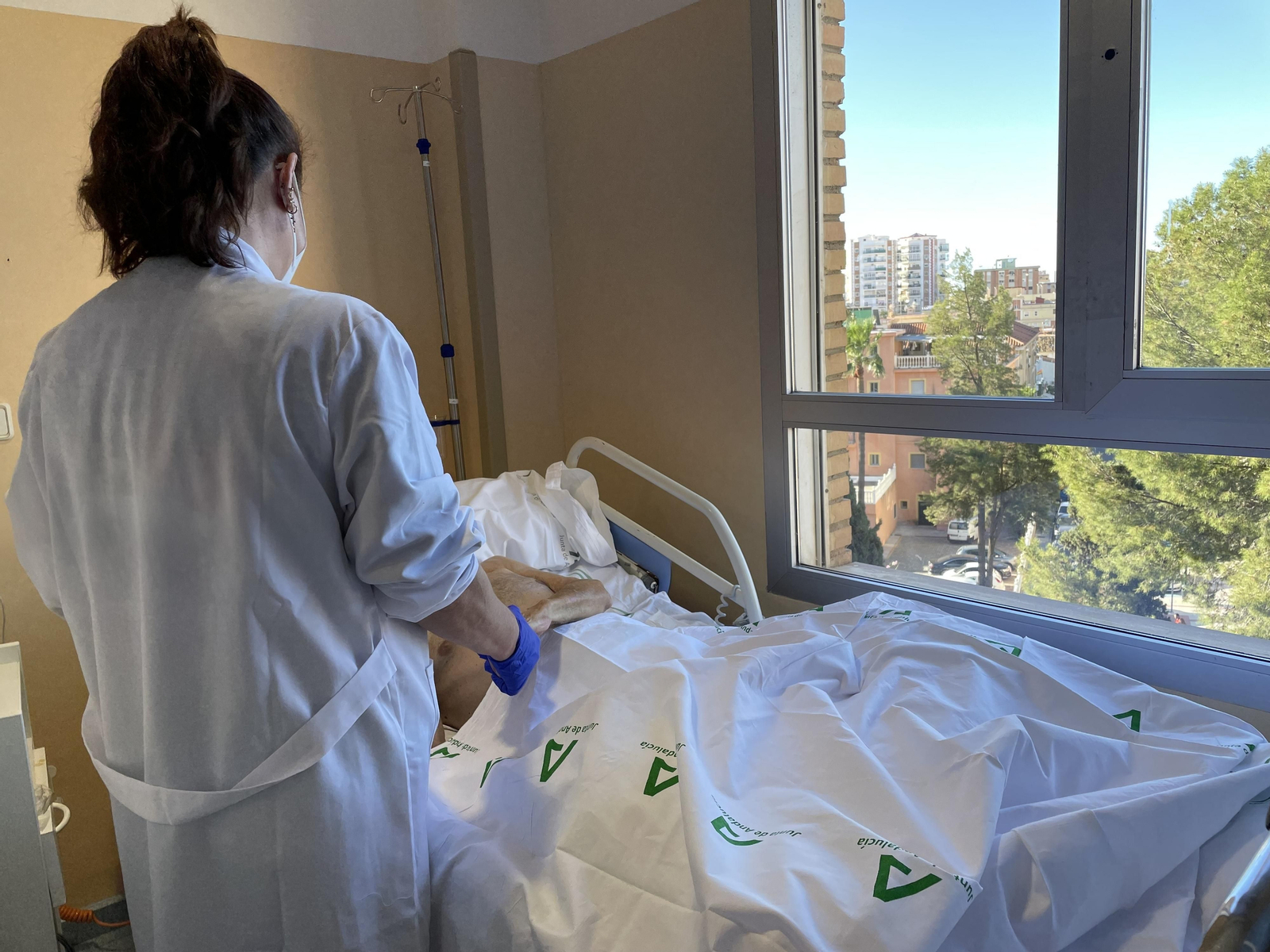 Una profesional con un paciente.