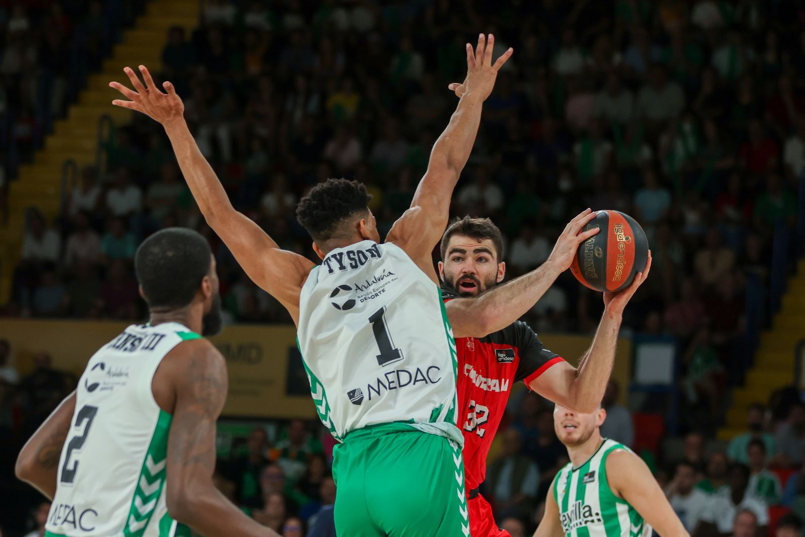 Luke Maye fue el máximo reboteador.