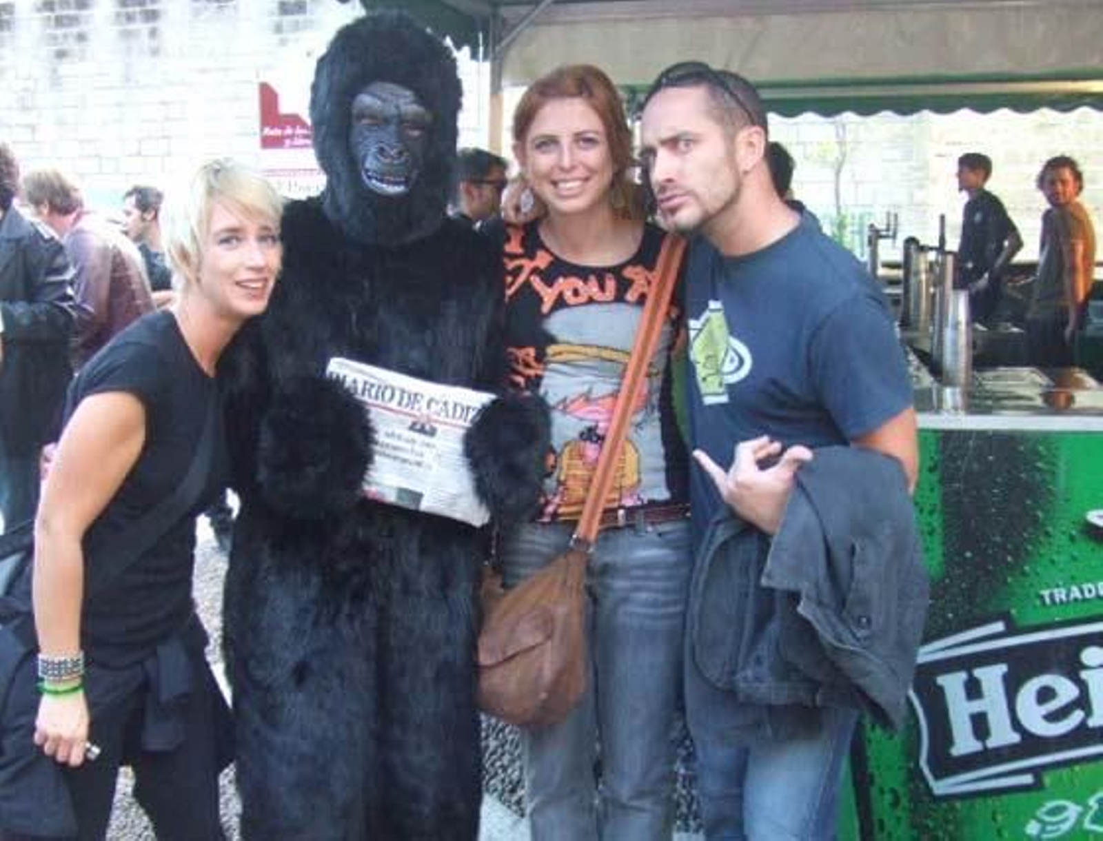 Iba para hombre, pero se quedó en mono. Eso sí, un mono muy leído, que va con su Diario a todas partes. Si te encontraste con nuestro particular monkey el sábado, búscate en esta galería. 

Foto: Senda