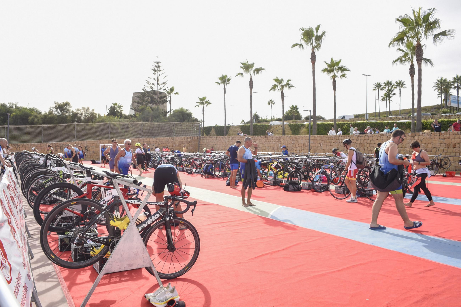 Búscate en las fotos del XI Triatlón de San Roque