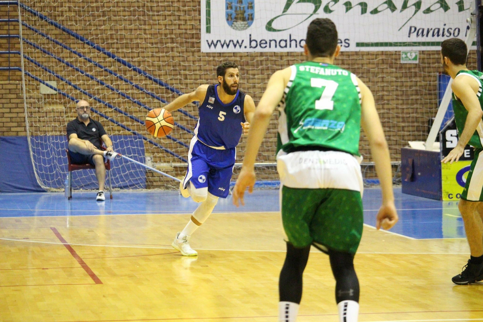 Adri Fuentes iniciando una jugada en el Pabellón de Benahavís.