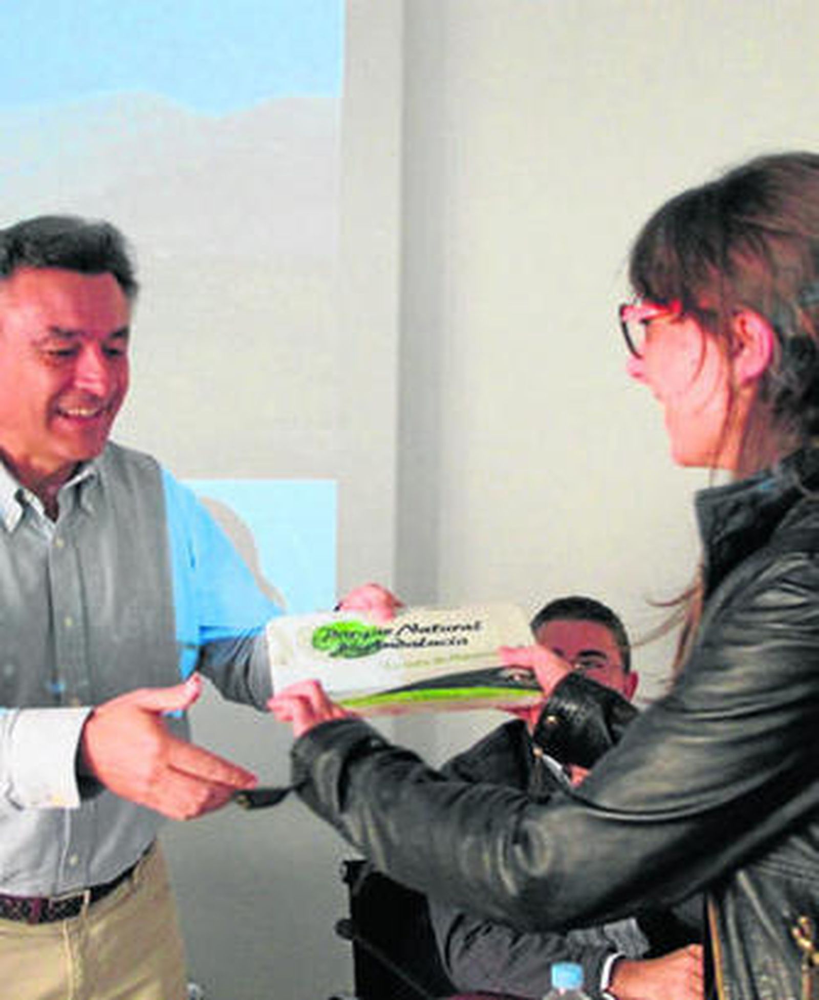 Federico Sánchez entrega una placa a la representante del Hotel La Peña.