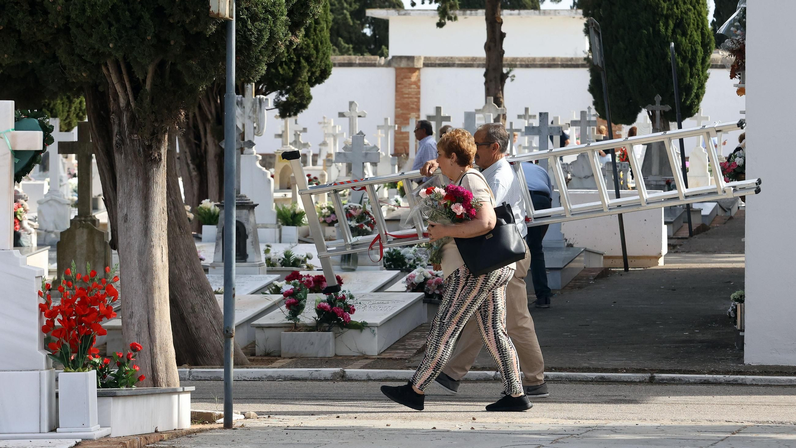 Día de Todos los Santos en el cementerio de Jerez