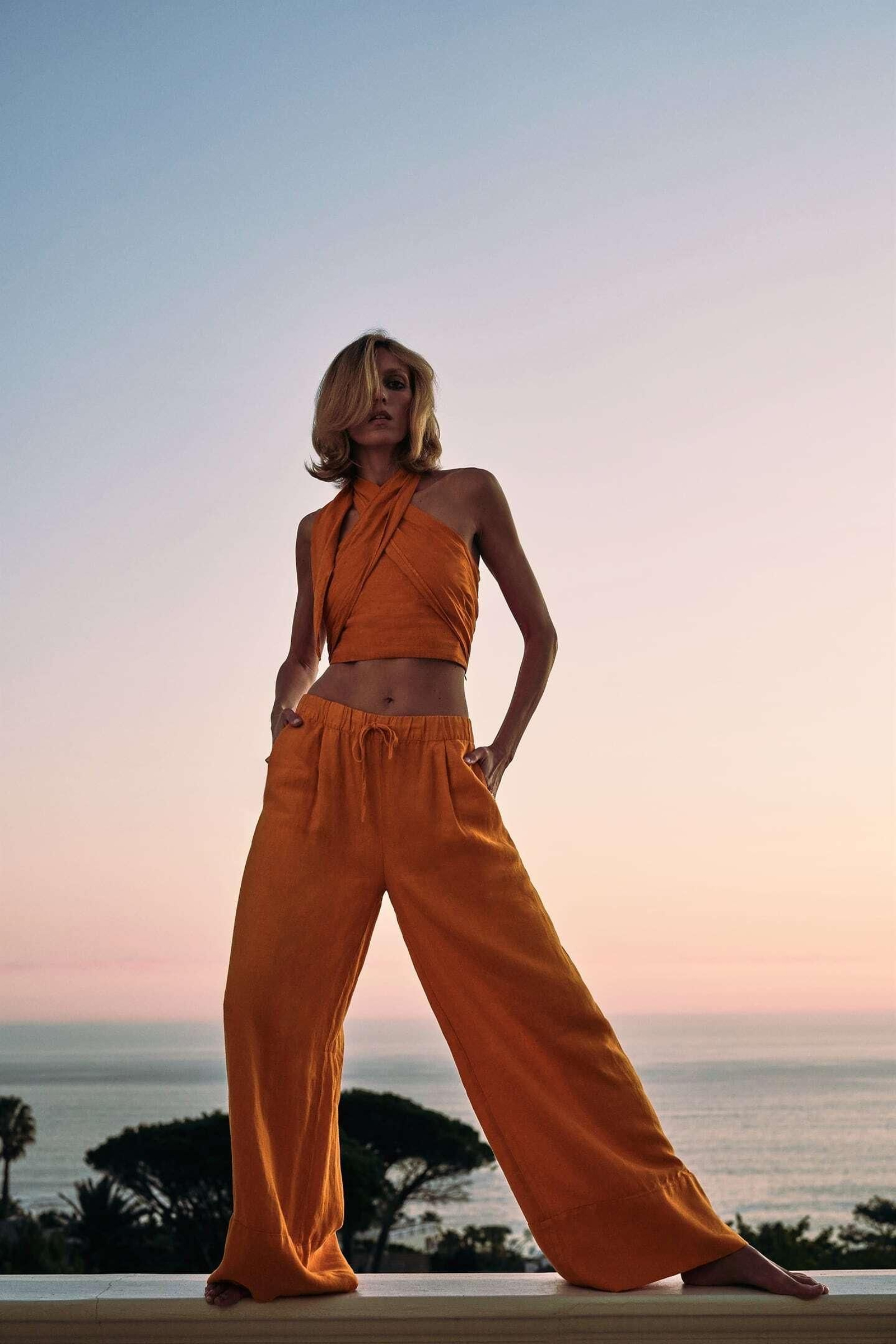 Conjunto naranja de Zara.