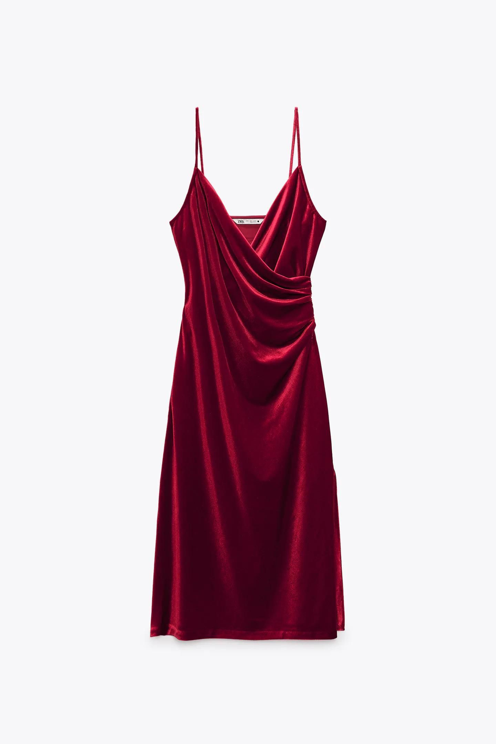 Vestido rojo de terciopelo de Zara.
