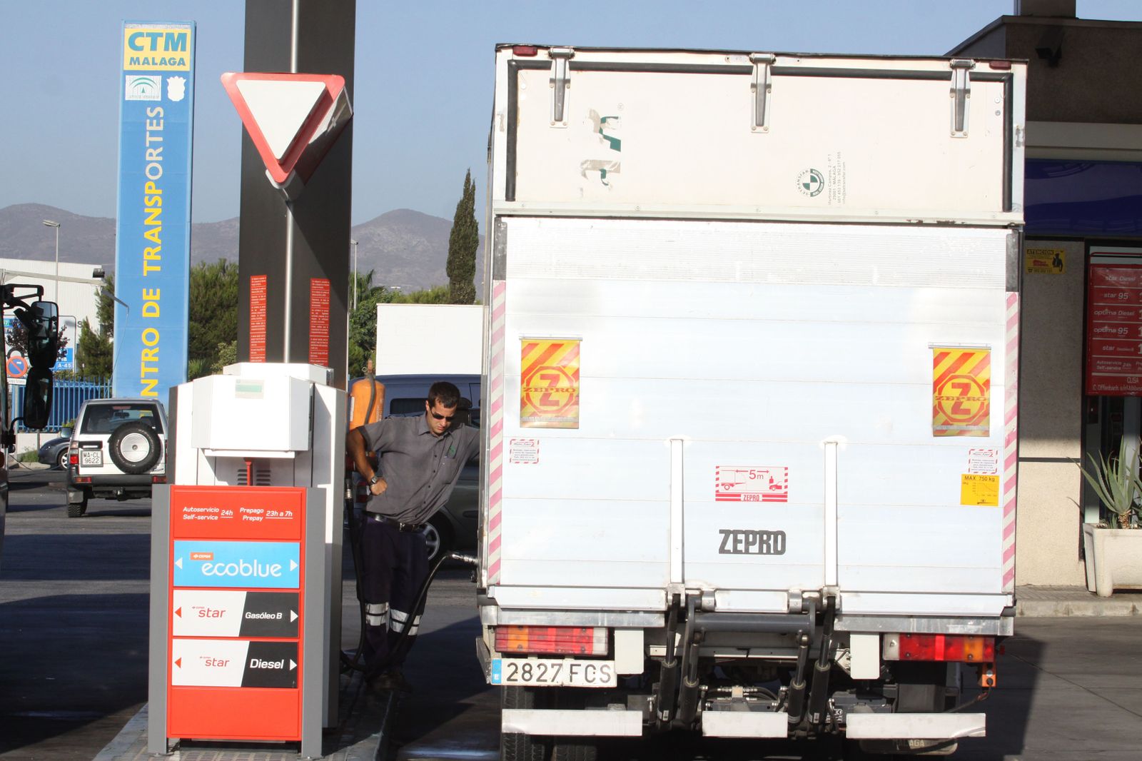 Un camionero reposta gasolina