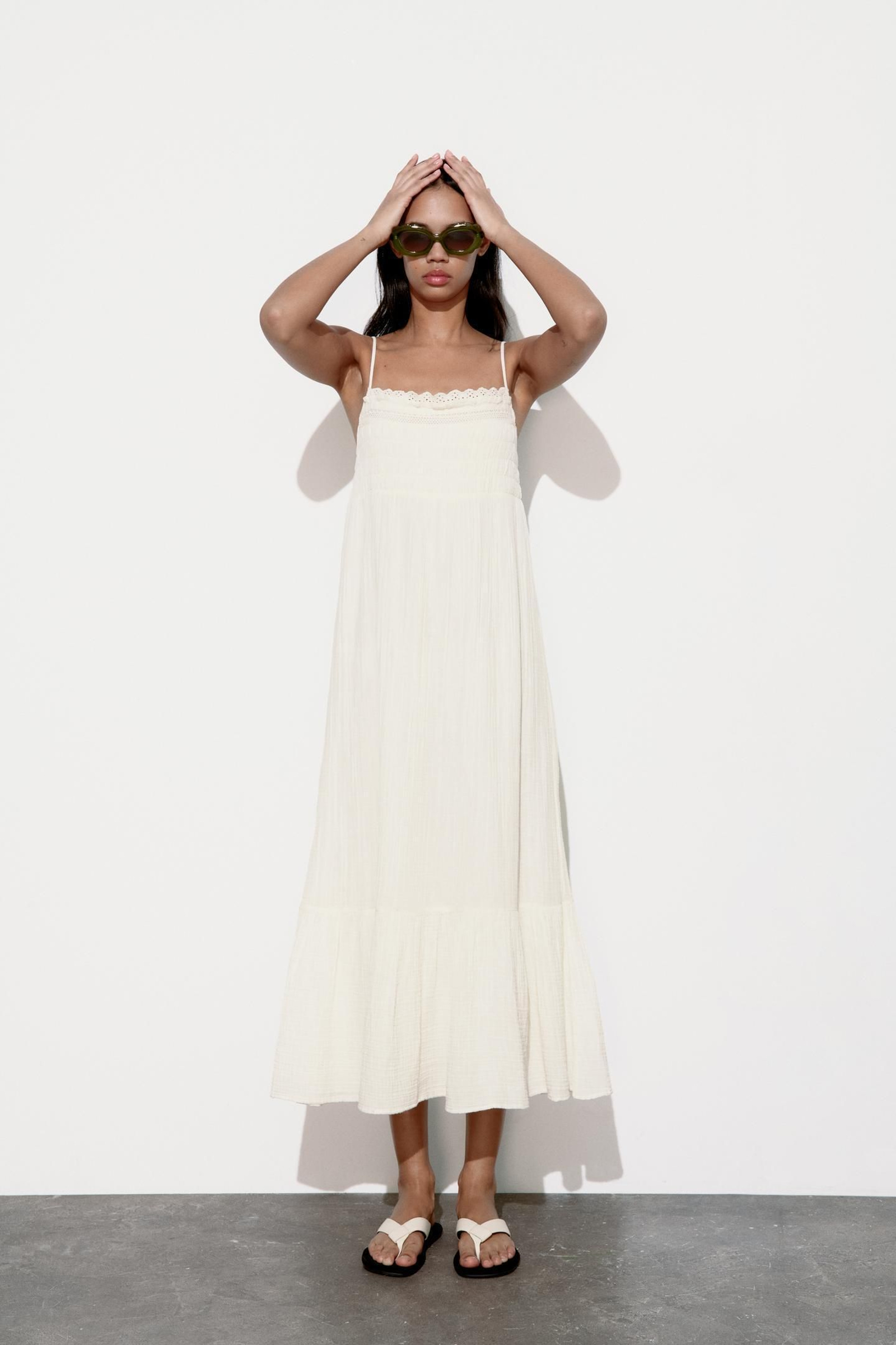 Vestido blanco de Zara.