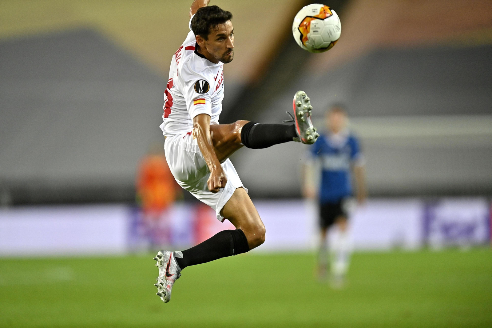 Jesús Navas controla un balón alto en la final de la Europa League ante el Inter.