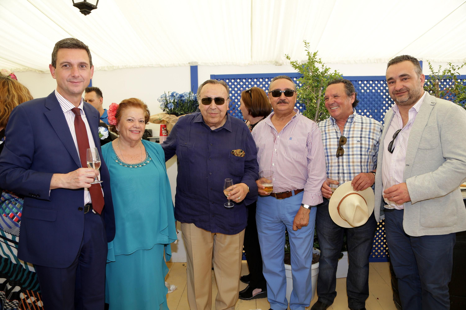 Miguel Ángel Feliz, magistrado de la Audiencia Nacional, Rafael Feliz, Paco Cepero y su mujer Chari junto a Miguel Berraquero y Manuel Sotelino, gerente y colaborador para temas cofrades del periódico, respectivamente.