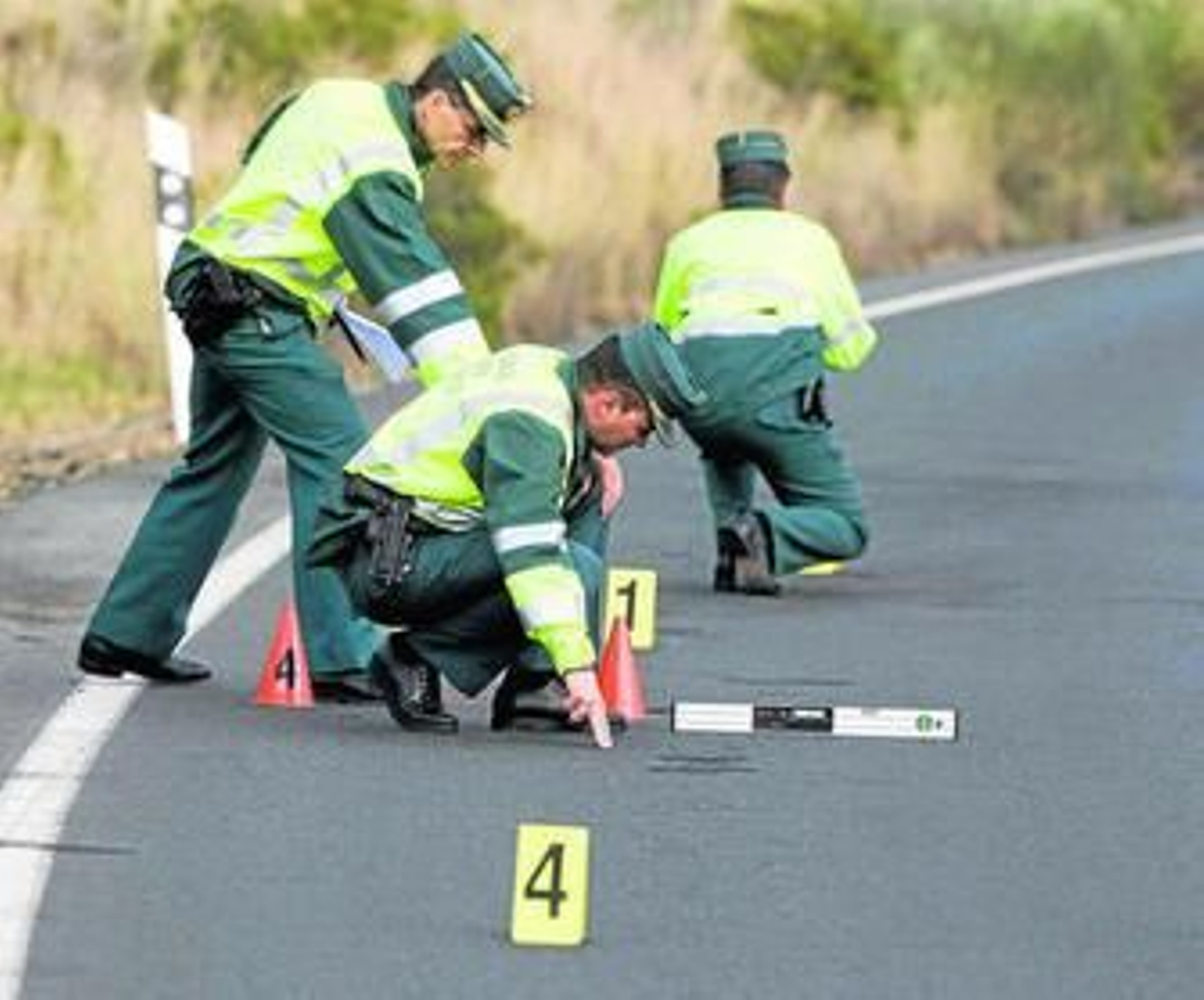 Varios agentes del equipo de Reconstrucción de Accidentes de la Guardia Civil en la zona del siniestro.