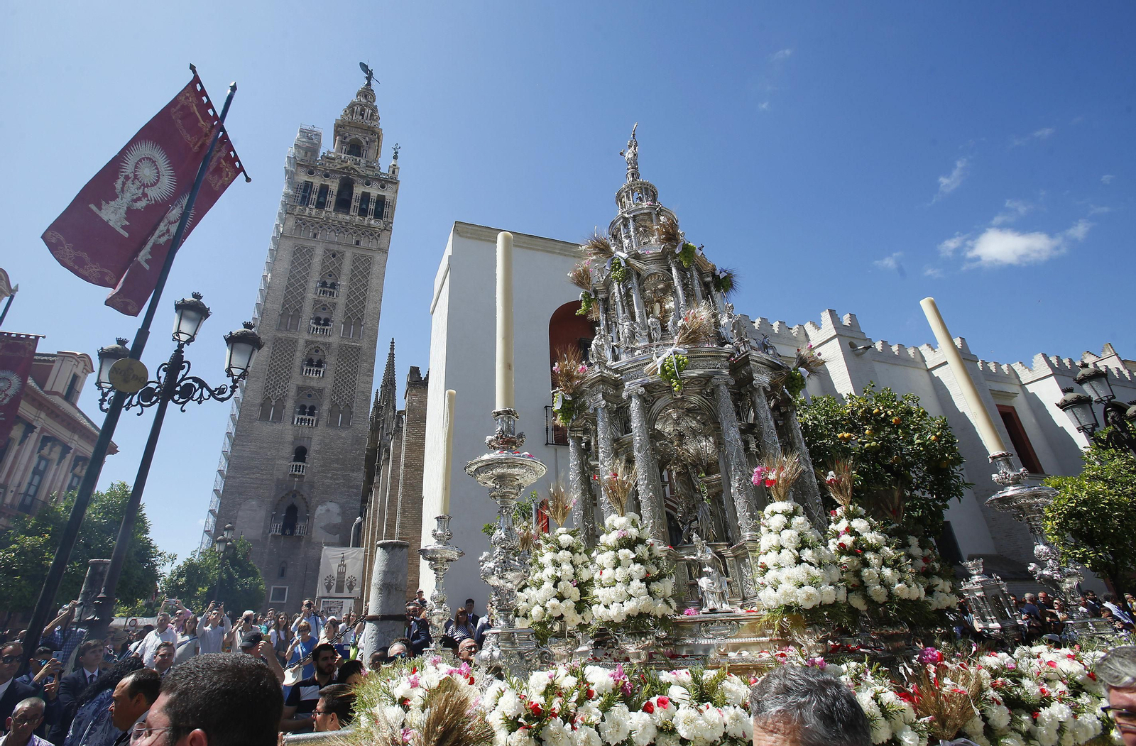 La custodia de Arfe, con el Santísimo, por la calle Alemanes.