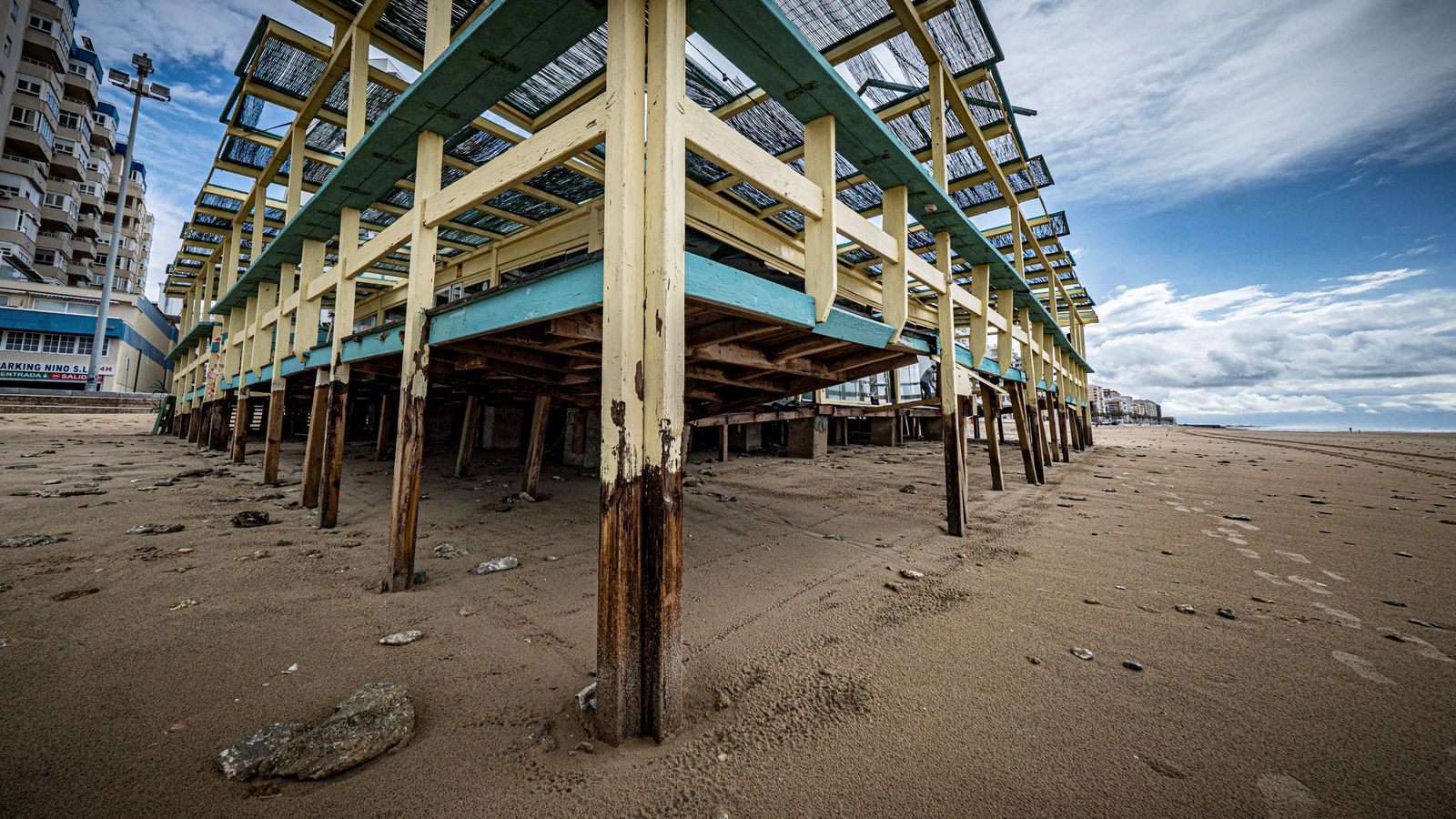 El chiringuito Beach Club Potito ha quedado prácticamente destrozado.