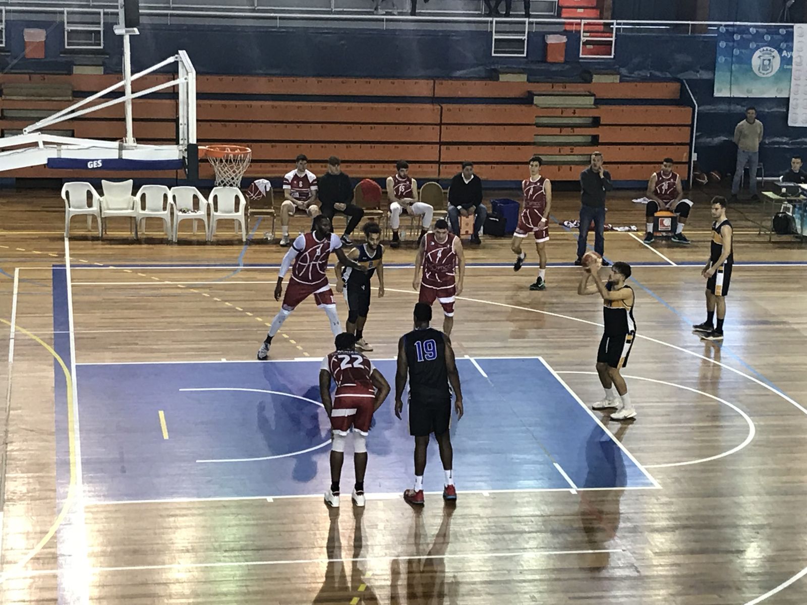 Pablo Martínez se dispone a lanzar desde la personal en el partido ante el Plasencia.