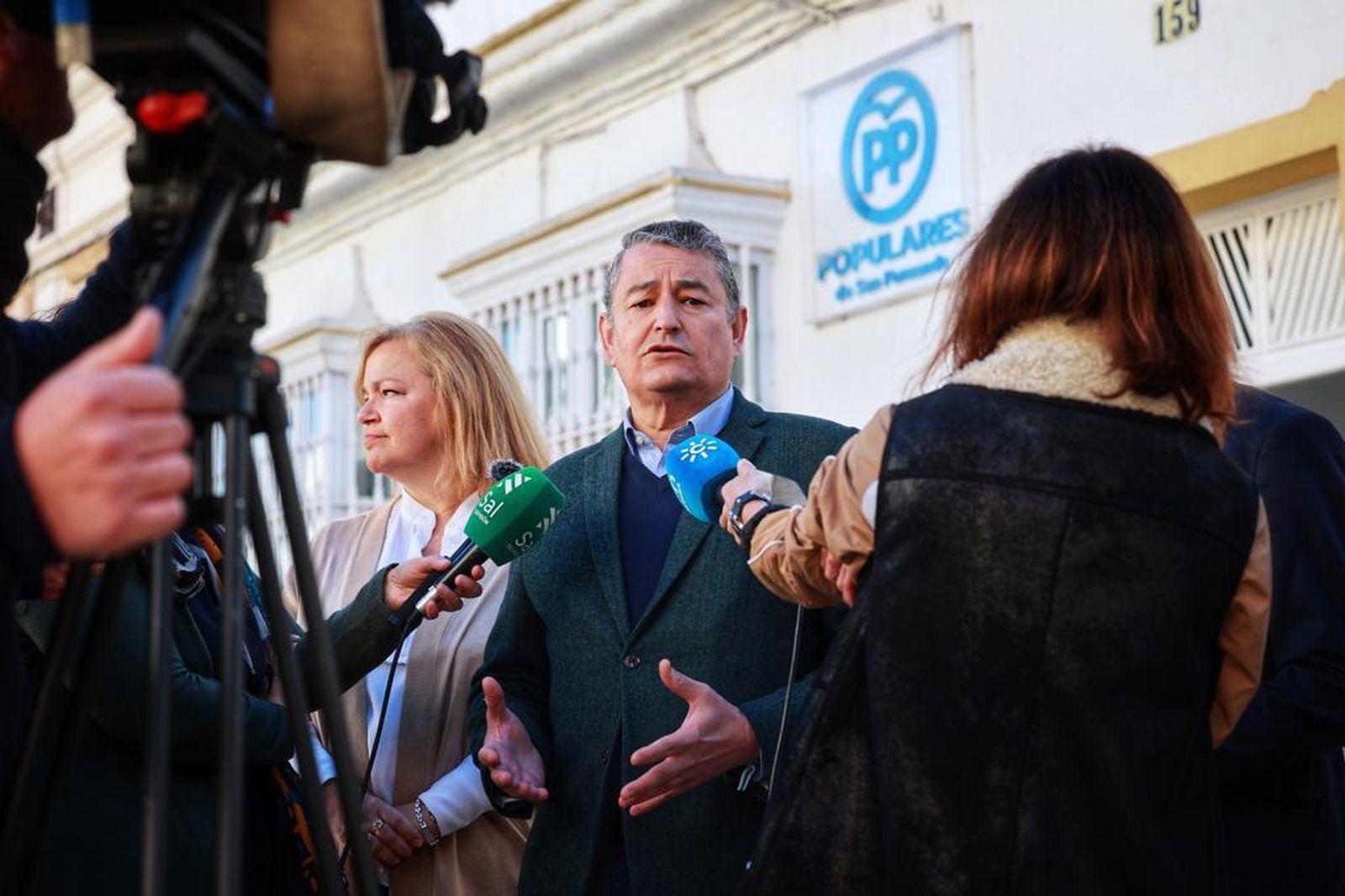 Antonio Sanz junto a la candidata del PP en San Fernando, María José de Alba.