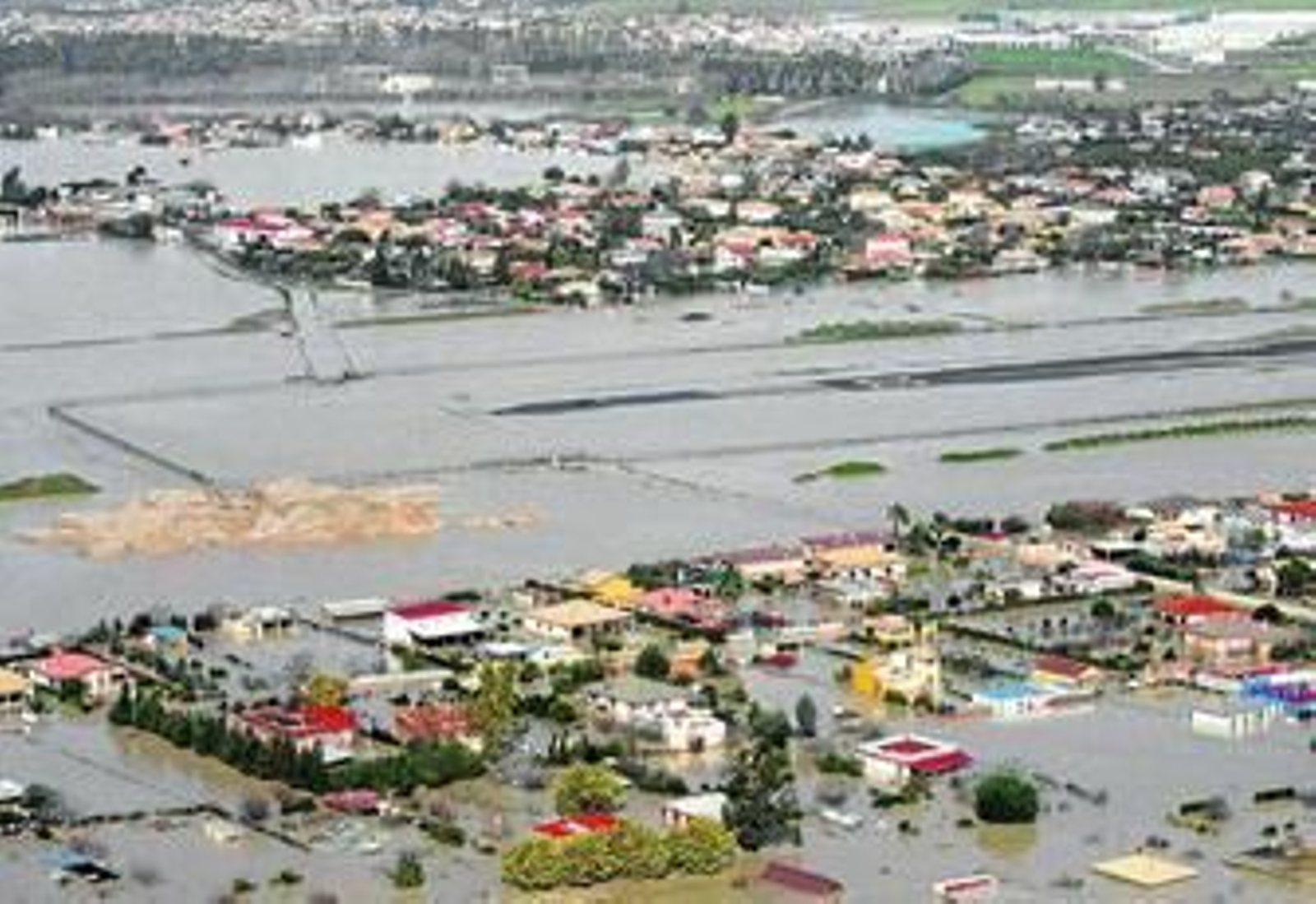 Vista aérea del desbordamiento del río Guadalquivir en una zona cercana al aeropuerto de Córdoba.