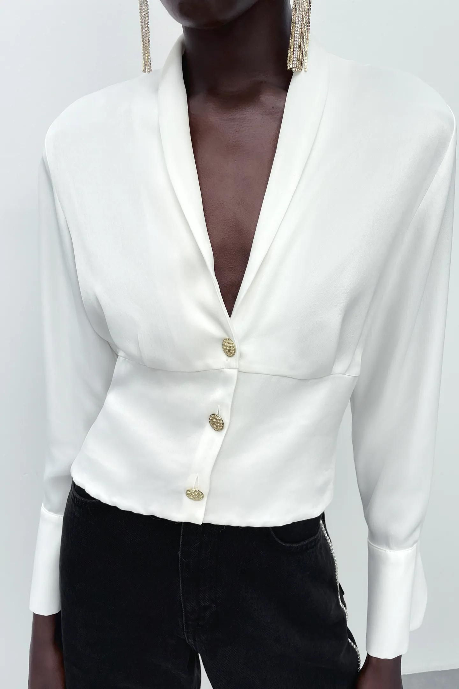 Blusa blanca y satinada de Zara.