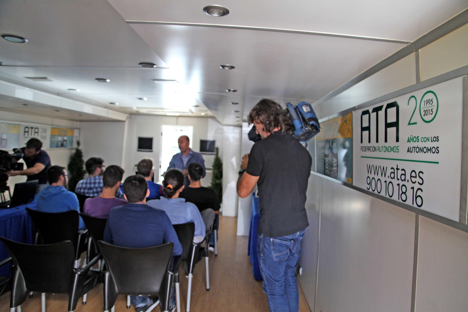 Estudiantes jerezanos en el 'Bus del Emprendedor' de la federación nacional de autónomos (ATA). Estudiantes jerezanos en el 'Bus del Emprendedor' de la federación nacional de autónomos (ATA).