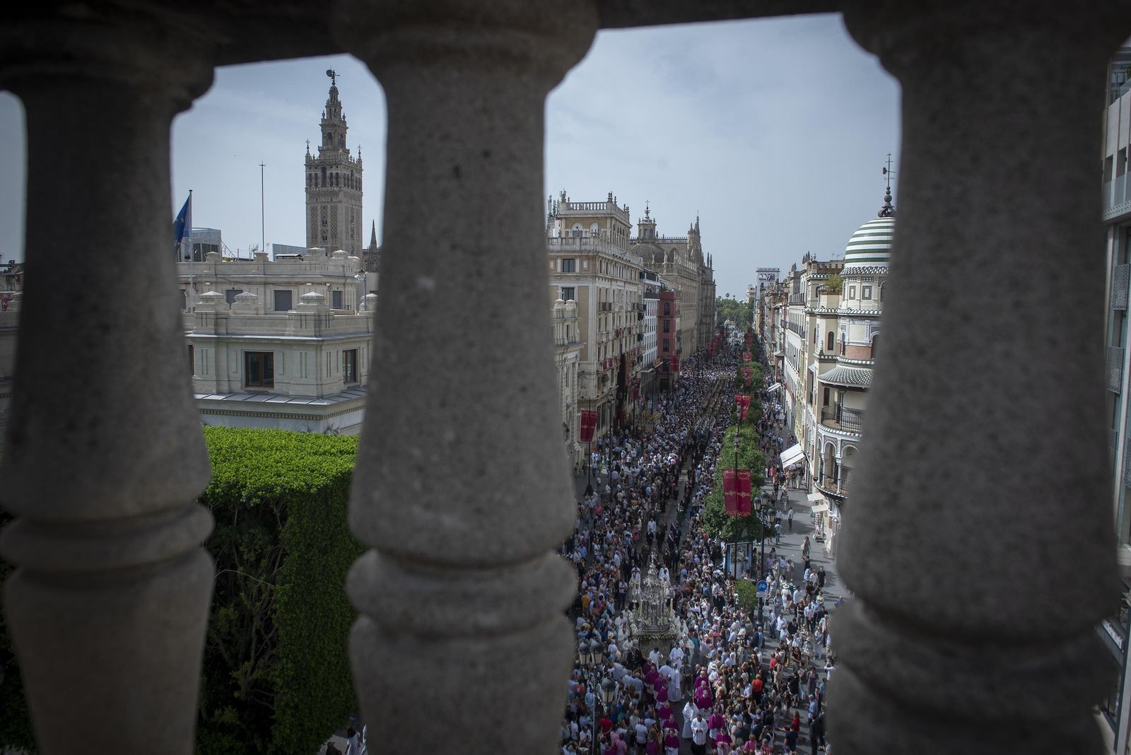 La Custodia discurre por el tramo final de la Avenida acompañada por muchos fieles.