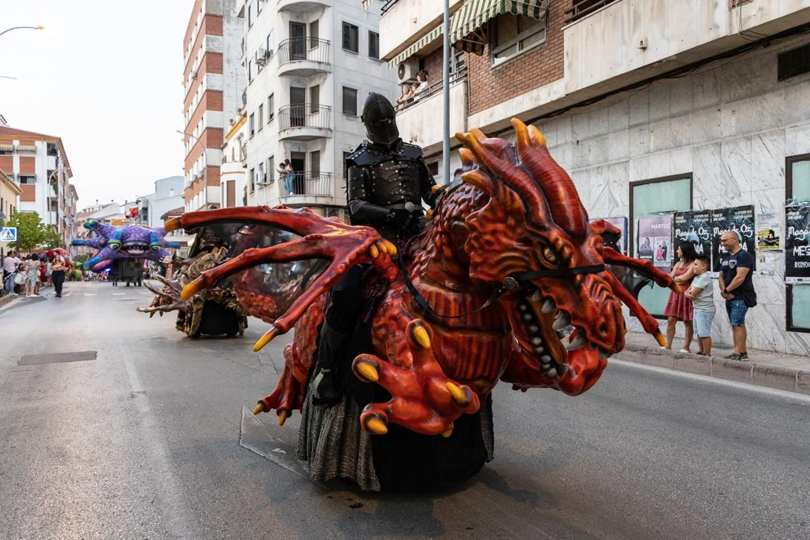 Pasacalles inaugural, fuegos artificiales e iluminación de la portada de feria y del recinto ferial de la Feria de San Bartolomé en Martos