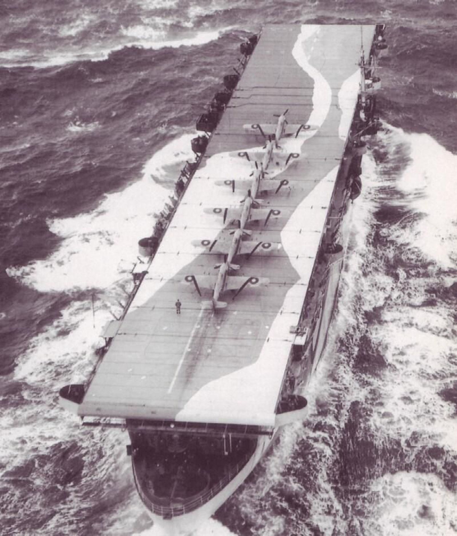 El Avenger, navegando con los aviones en la cubierta. El Avenger, navegando con los aviones en la cubierta.