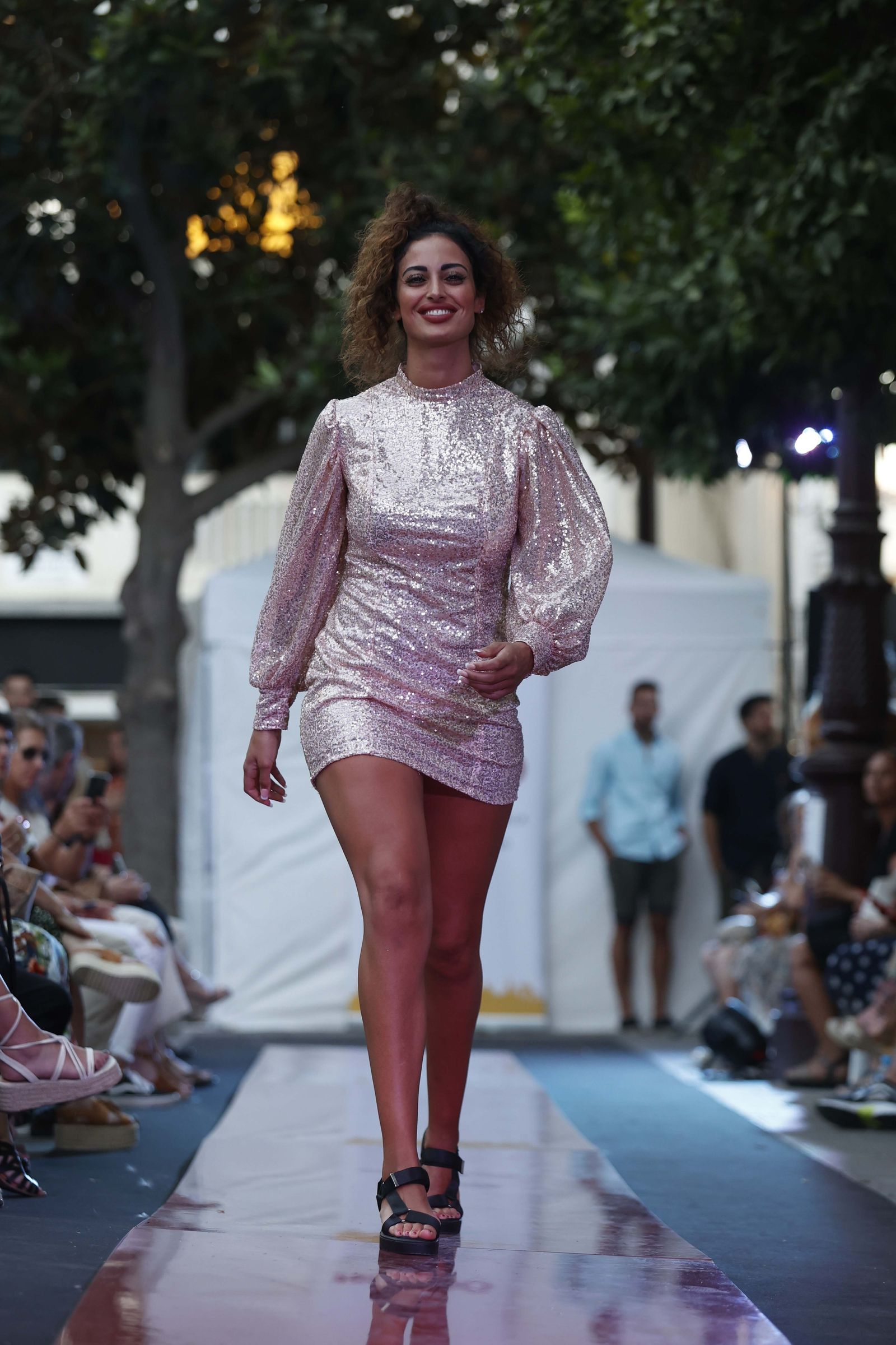 Las imágenes del Desfile de Jóvenes Diseñadores en la Plaza de la Magdalena