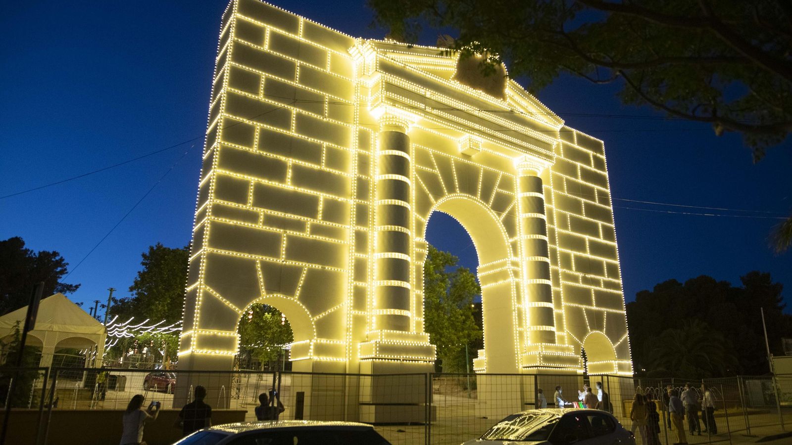La portada del ferial en la prueba de iluminación