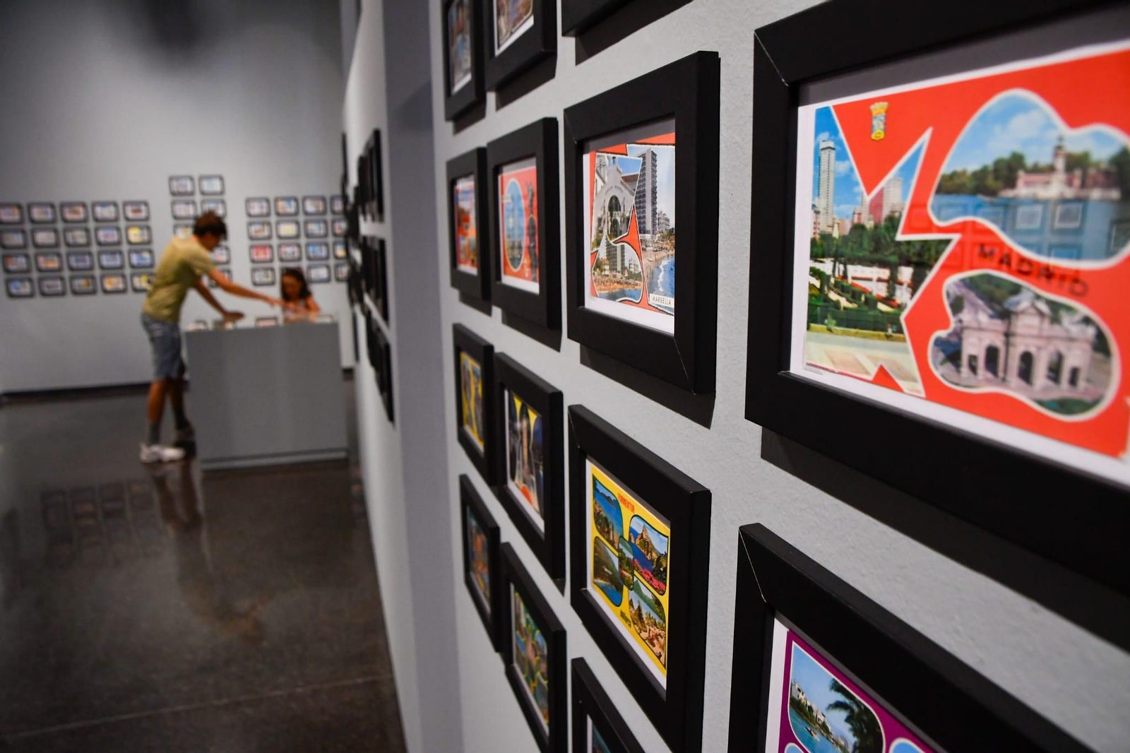 La exposición en el CAF ofrece 800 postales enmarcadas que marcan una época de la historia de España.