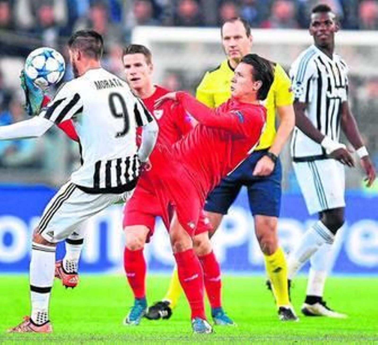 Konoplyanka se anticipa a Morata para golpear la pelota ante la mirada de Gameiro y Pogba.