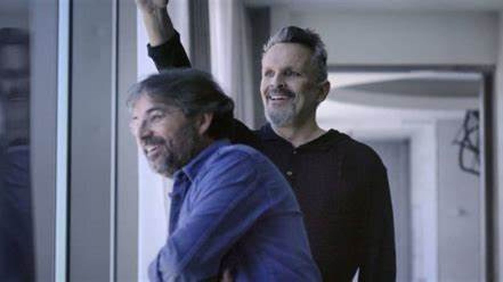 Évole y Bosé sonríen en su reencuentro como los dos viejos amigos que son.