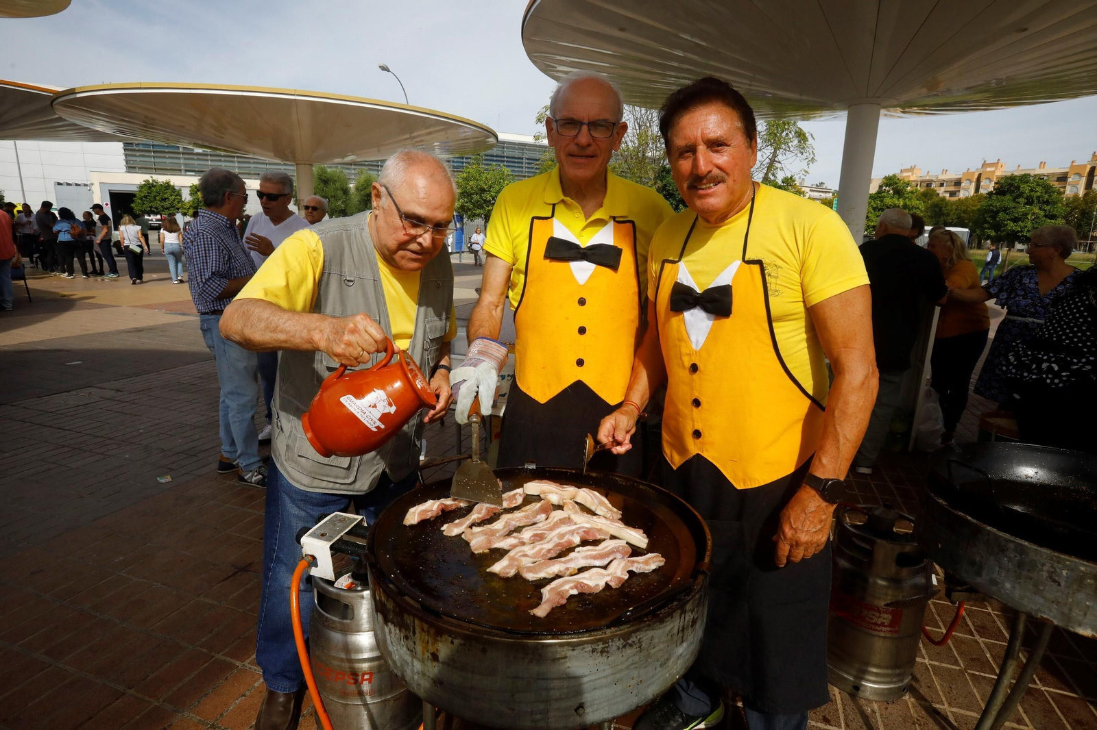 Las peñas celebran su tradicional perol en las Setas, en imágenes