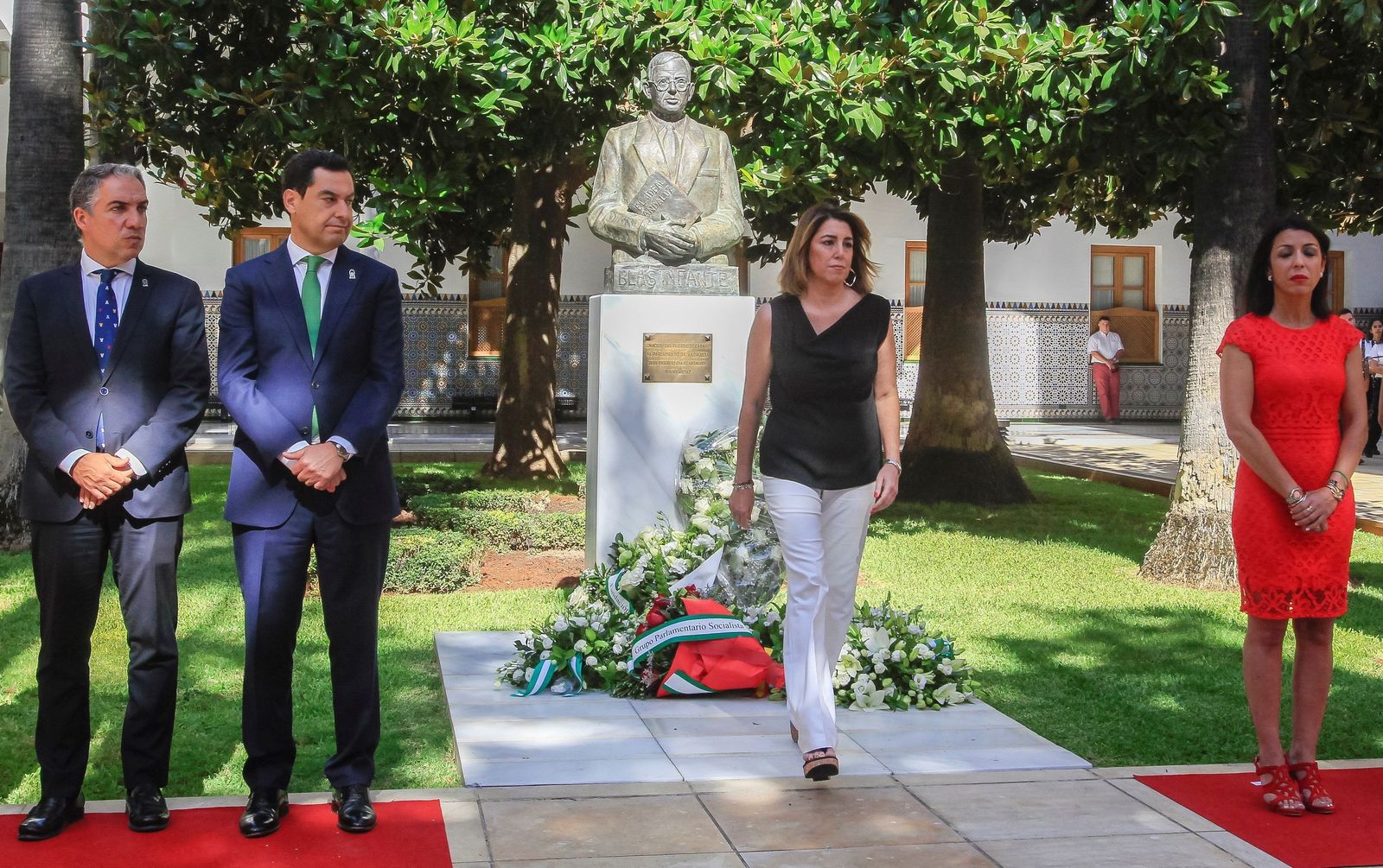 Un momento del homenaje a Blas Infante en el busto que hay instalado al Parlamento.