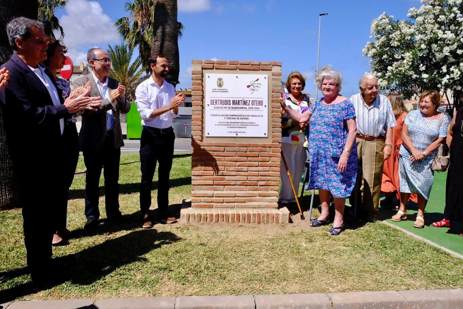 Un momento de la inauguración del monolito dedicado a la histórica farmacéutica sanluqueña Gertrudis Martínez Otero.