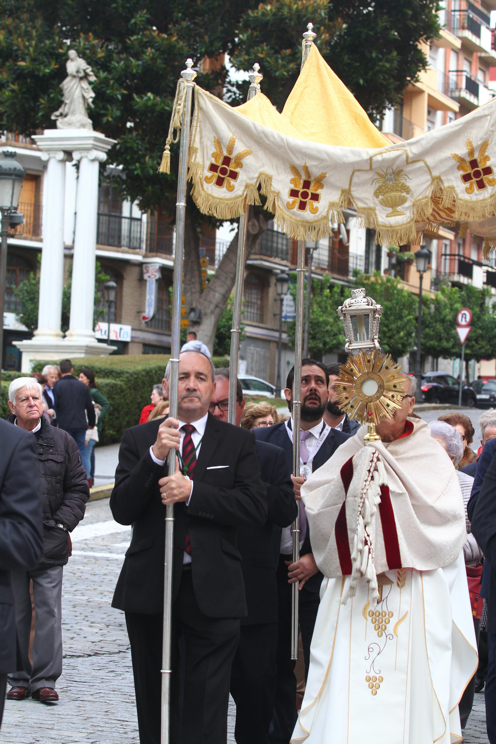 Procesión Solemne  de la Hermandad de La Vera Cruz, con el Santísimo Sacramento.